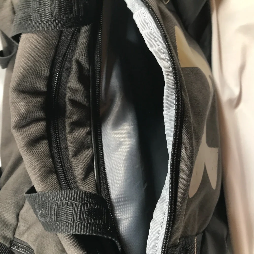 Under Armour‎ Storm Black Duffle Bag Shoulder Strap Handles Zip Close 18